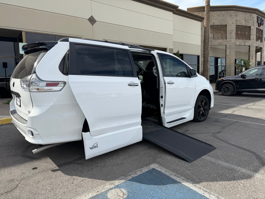 Used 2020 Toyota Sienna SE Premium - VMI Side Entry In Floor Automatic Ramp