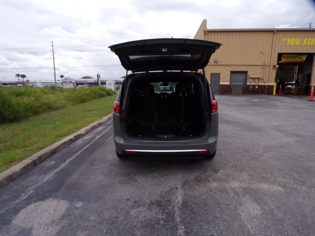 Grey Chrysler Pacifica image number 10