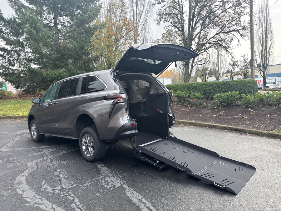 Used 2023 Toyota Sienna Hybrid LE - Vantage Mobility Rear Entry Entry Fold Out Manual Ramp