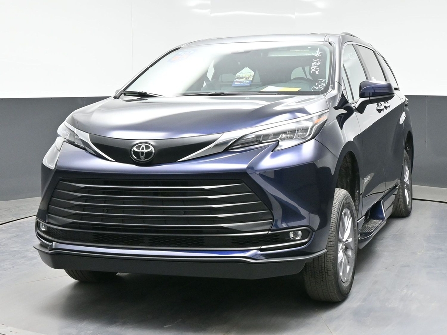 Blue Toyota Sienna image number 1