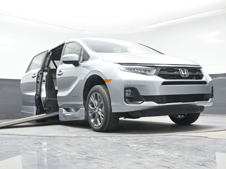 New 2026 Honda Odyssey Touring - BraunAbility Side Entry Entry In Floor Automatic Ramp
