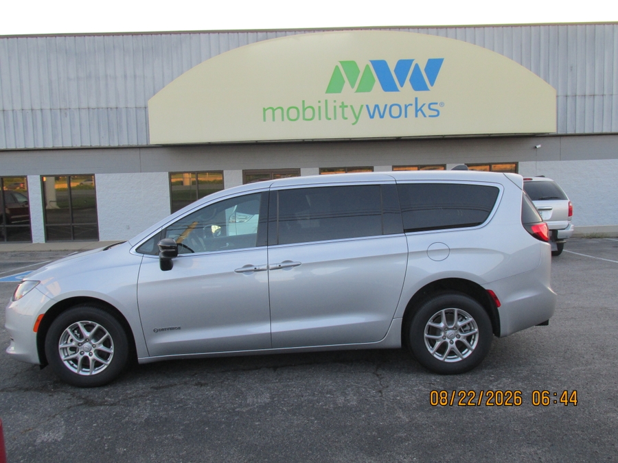 Silver Chrysler Voyager image number 2