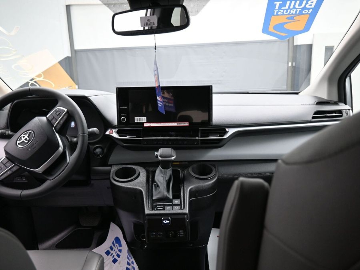 2025 TOYOTA SIENNA - Image 13