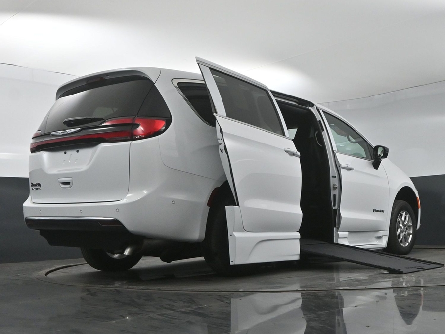 New 2025 Chrysler Pacifica Select Safety - BraunAbility Side Entry Entry In Floor Automatic Ramp