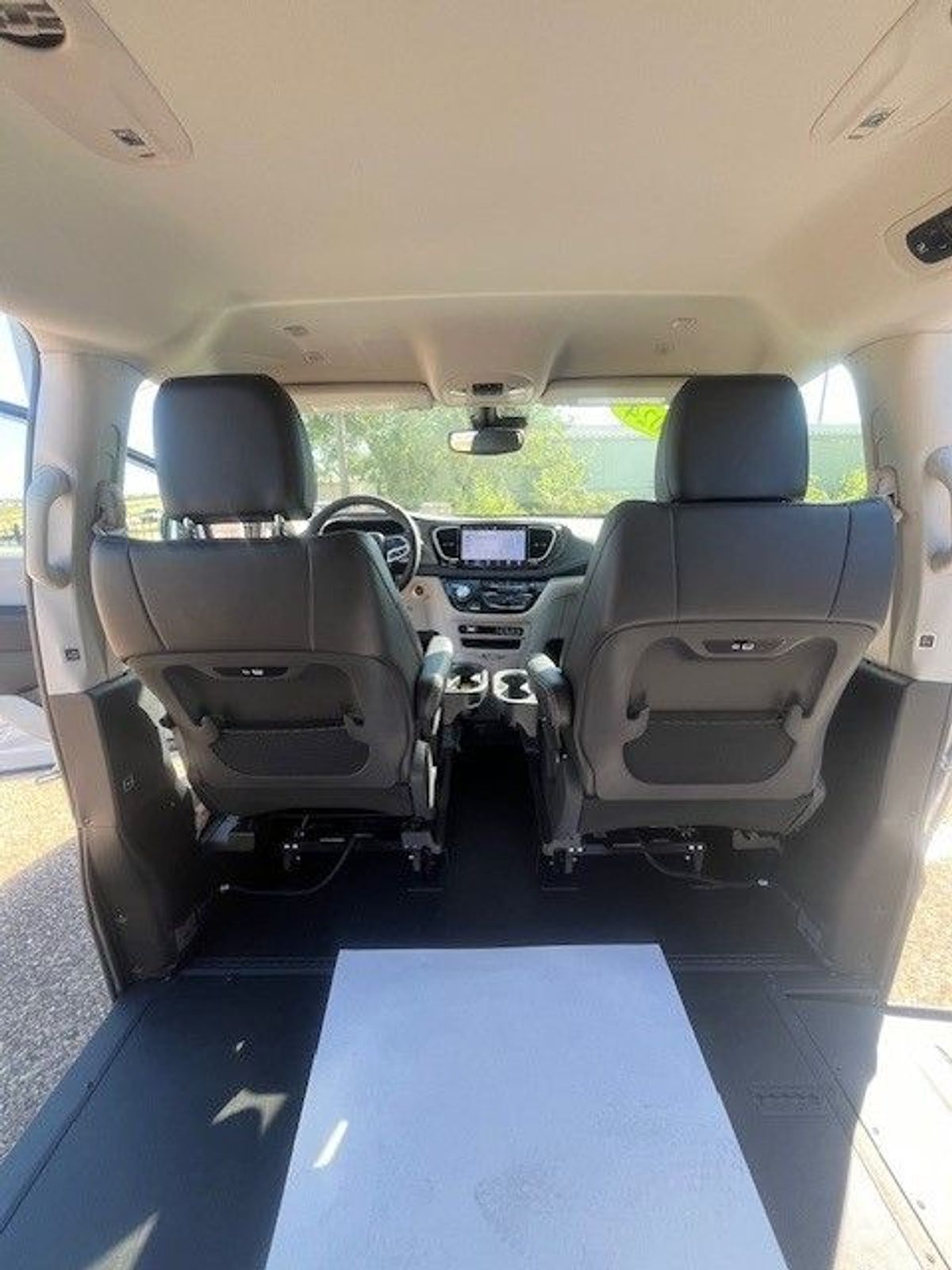 Silver Chrysler Pacifica image number 7