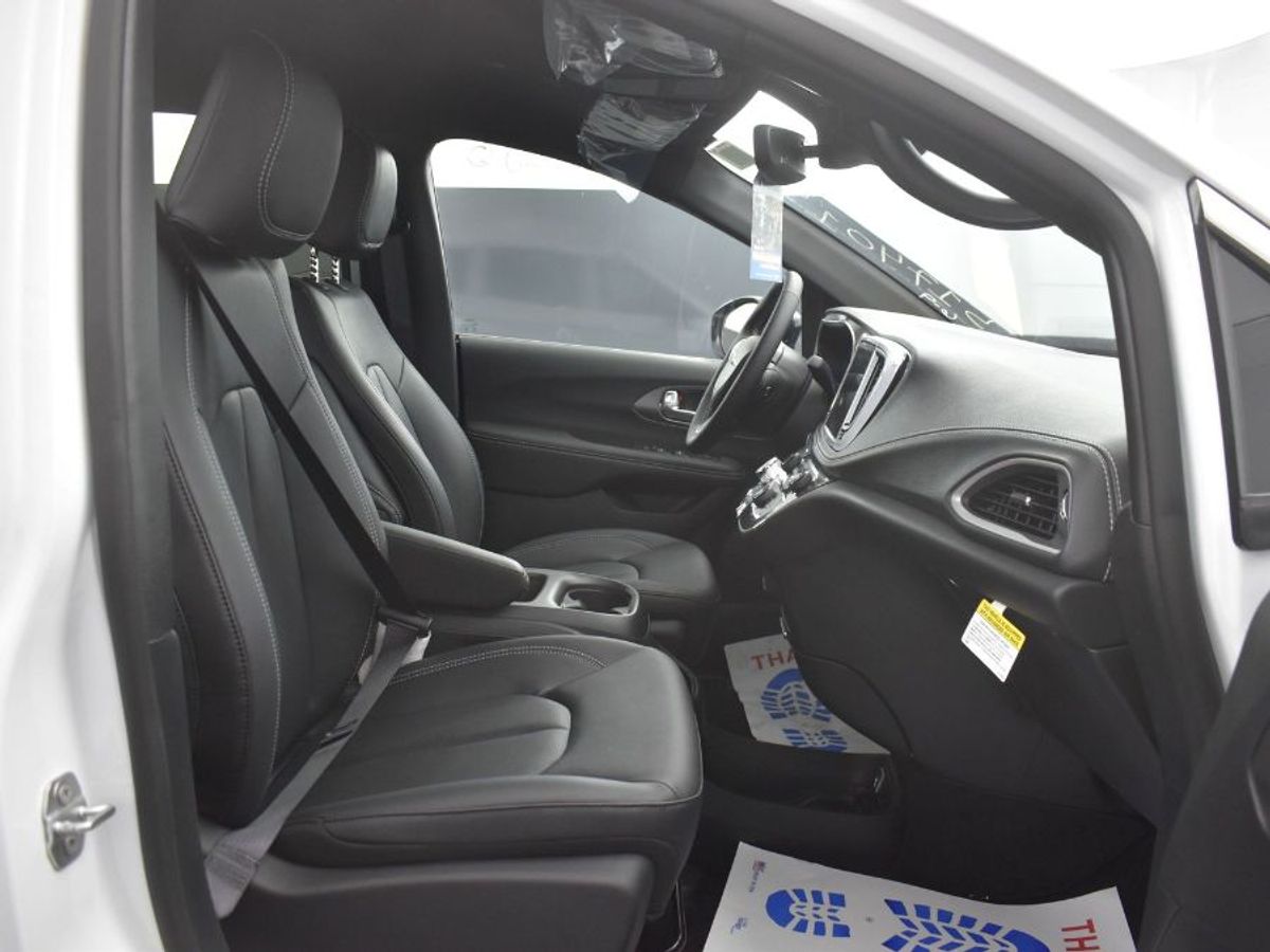 White Chrysler Pacifica image number 1