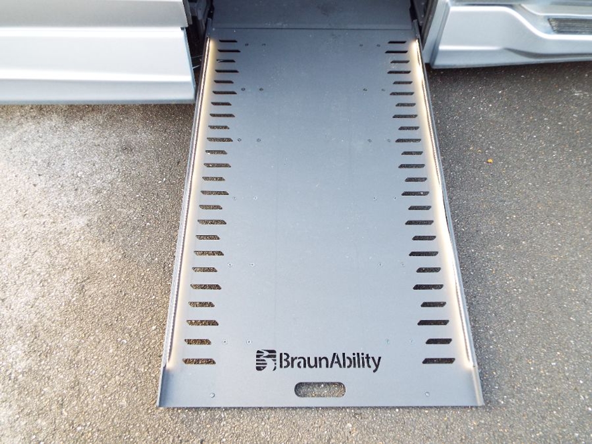 Silver Honda Odyssey image number 28