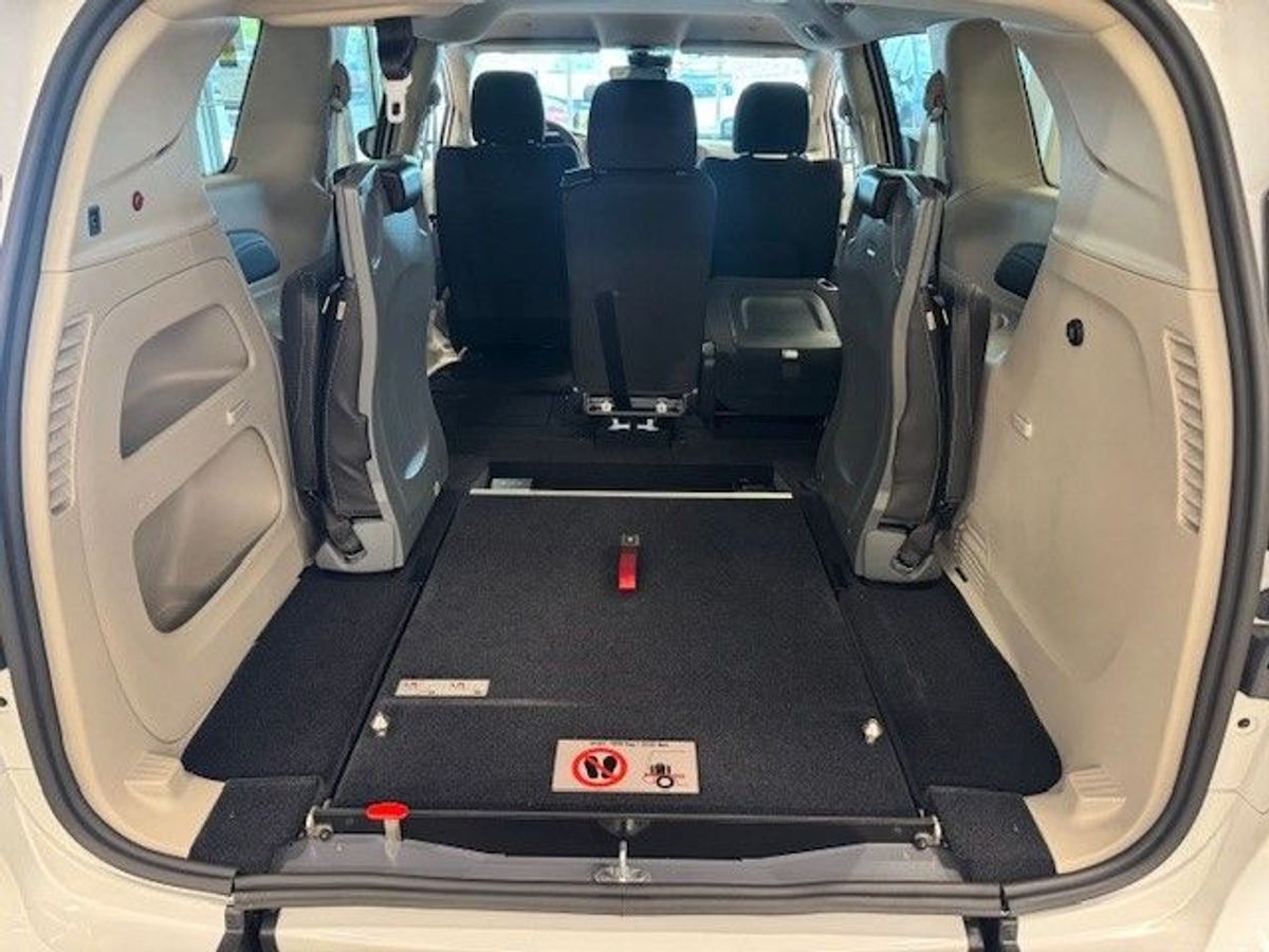 White Chrysler Voyager image number 10