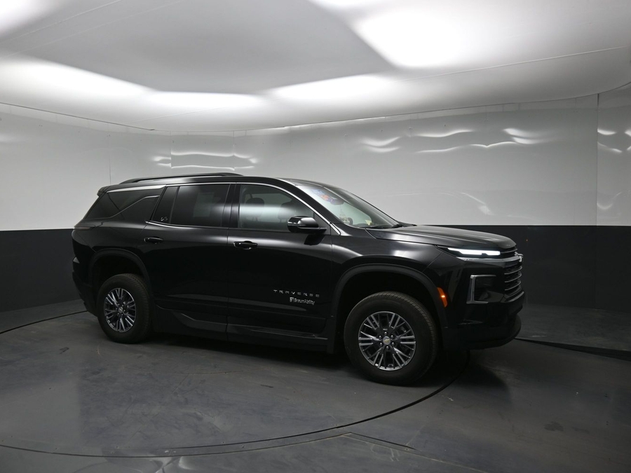Black Chevrolet Traverse image number 15