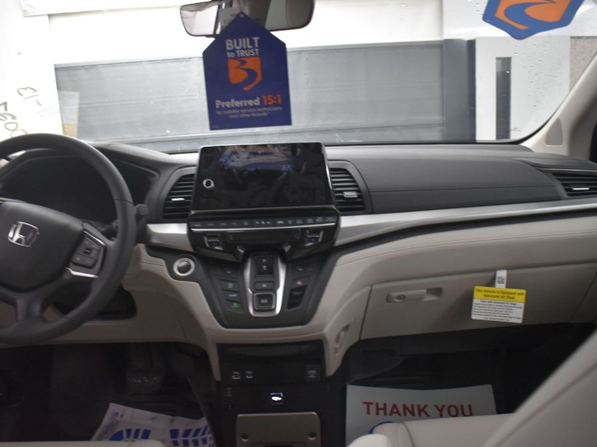 Silver Honda Odyssey image number 12