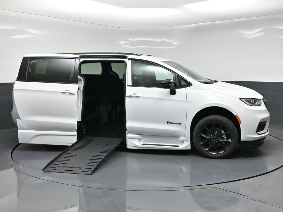 White Chrysler Pacifica image number 7