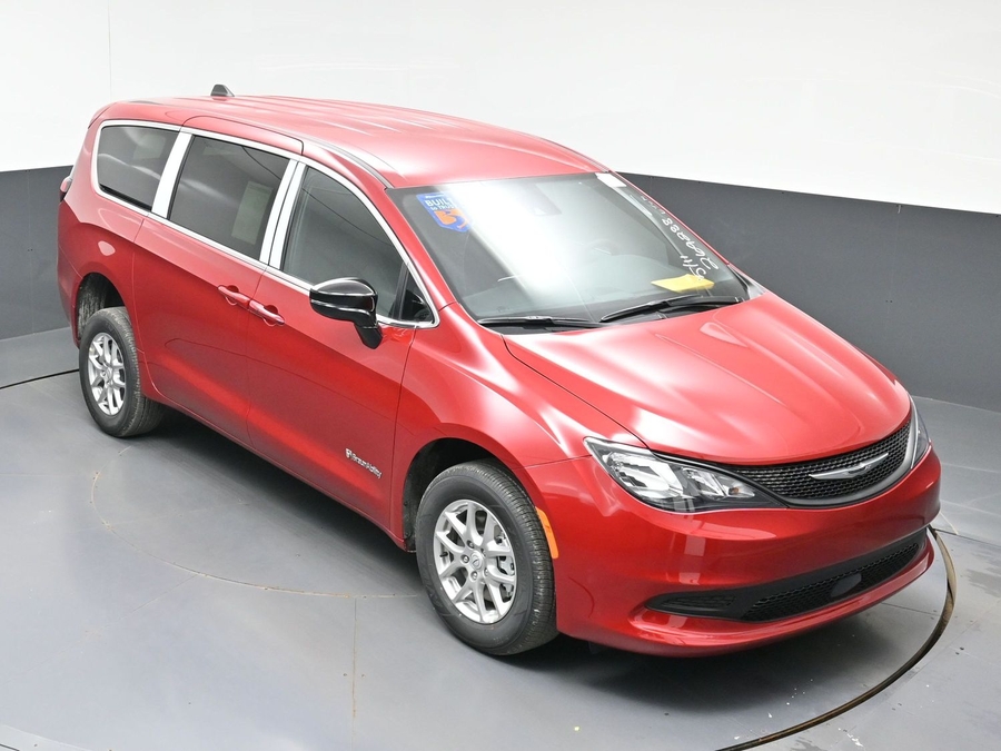 Red Chrysler Voyager image number 20