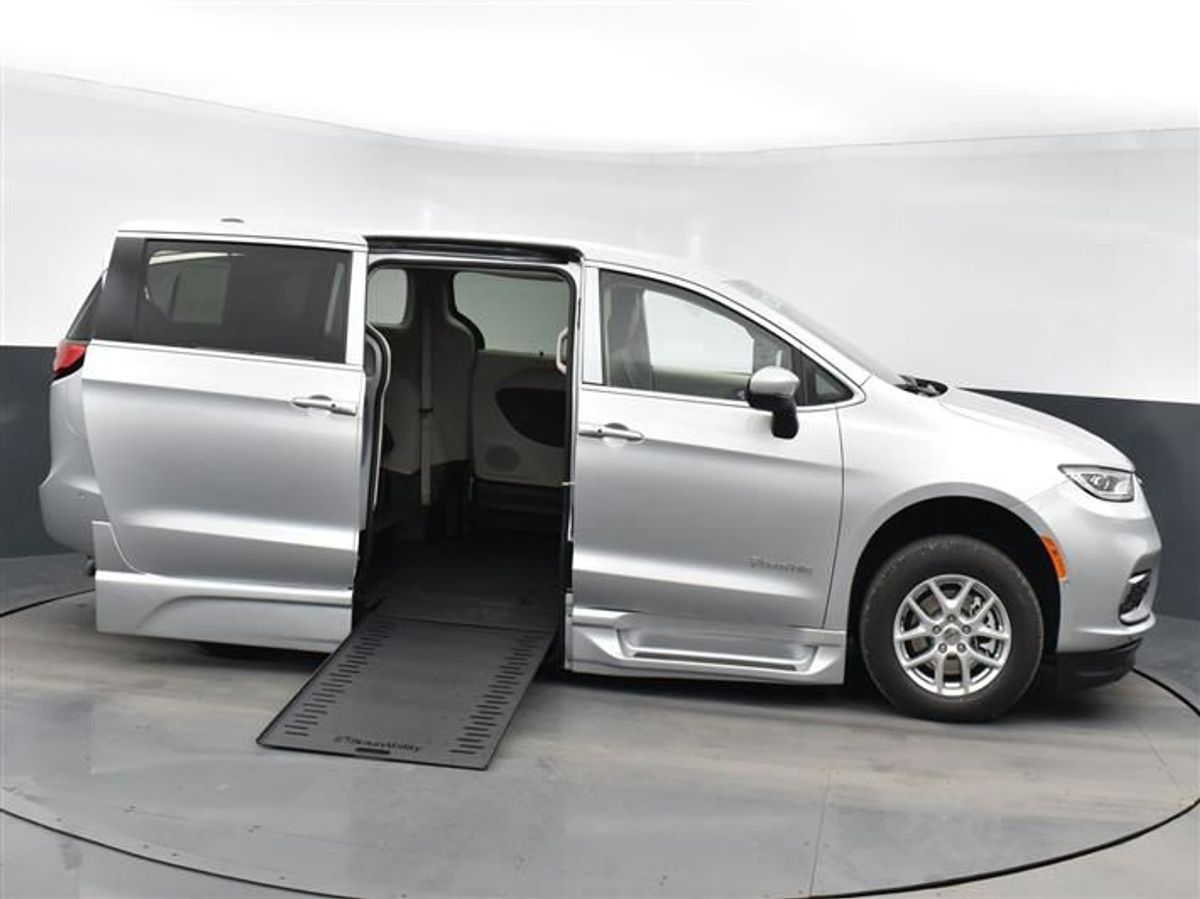 Silver Chrysler Pacifica image number 7