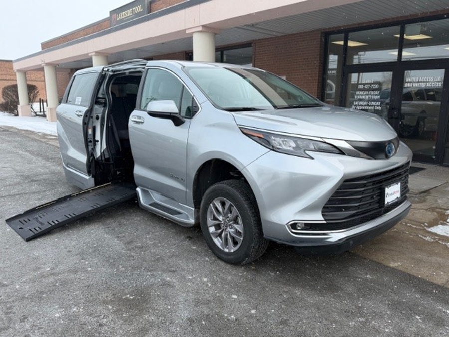 Used 2024 Toyota Sienna Hybrid XLE Plus - BraunAbility Side Entry Entry Fold Out Automatic Ramp