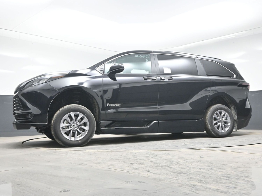 Black Toyota Sienna image number 19