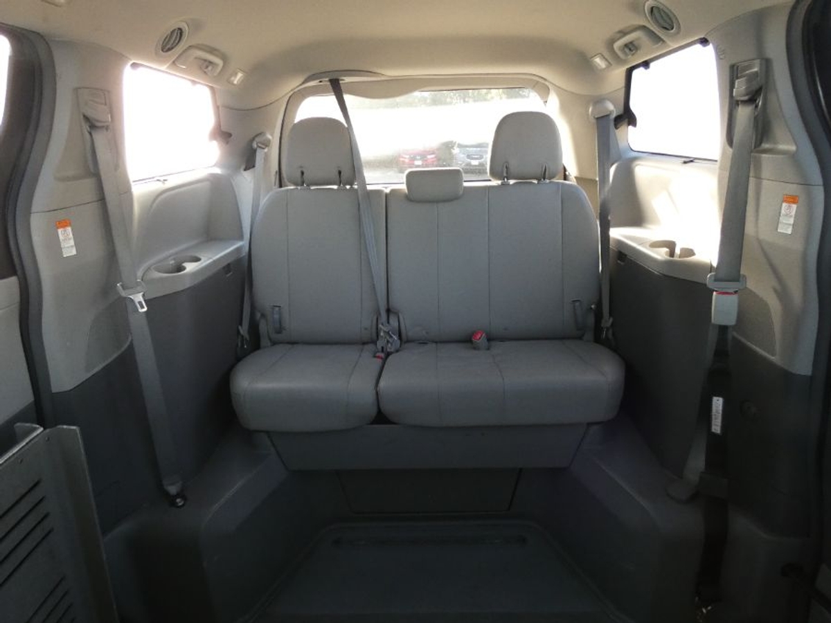 2015 Toyota Sienna XLE's photo