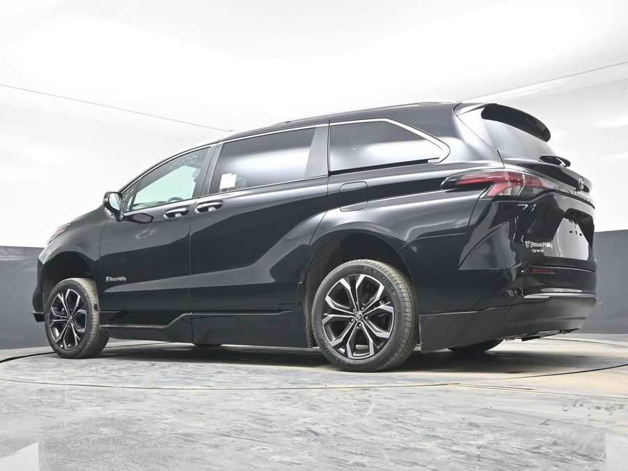 Black Toyota Sienna image number 20