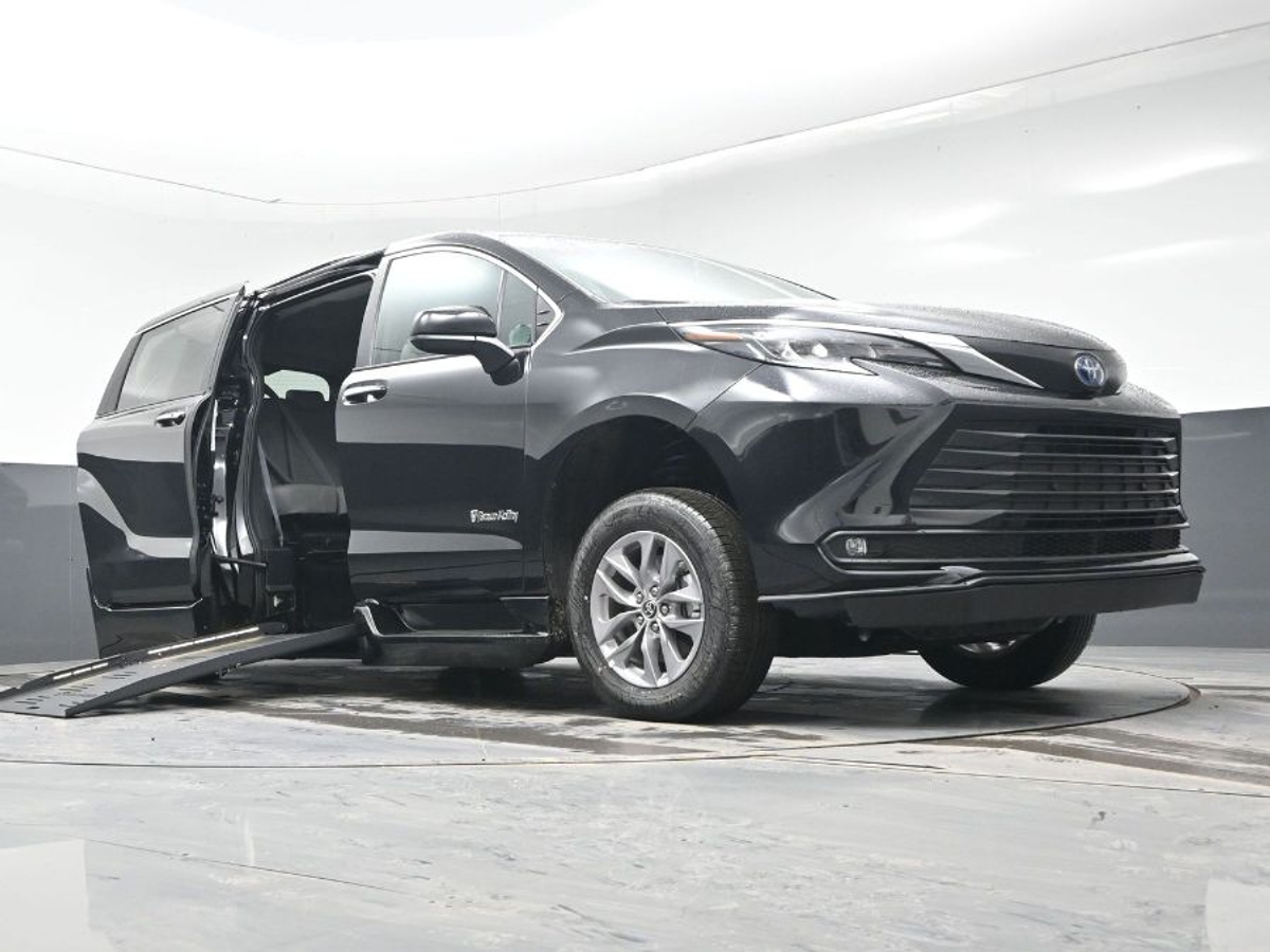 Black Toyota Sienna image number 21