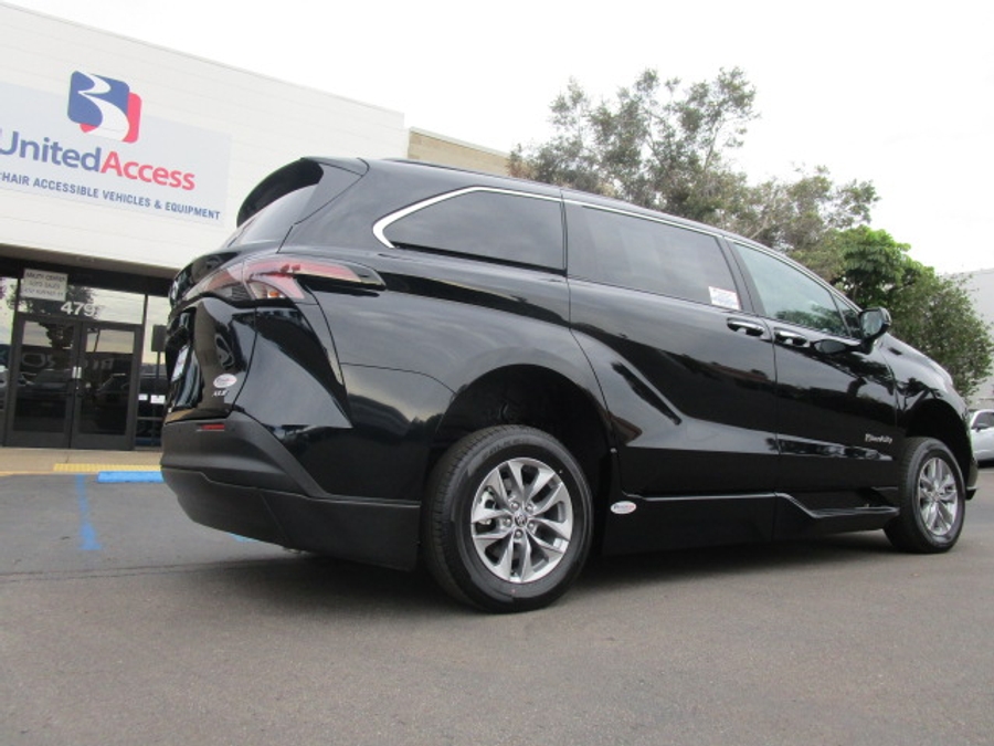 New 2025 Toyota Sienna Hybrid XLE Plus - BraunAbility Side Entry Entry In Floor Automatic Ramp