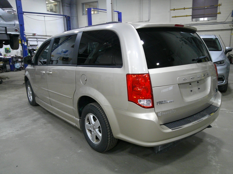 Brown Dodge Grand Caravan image number 5