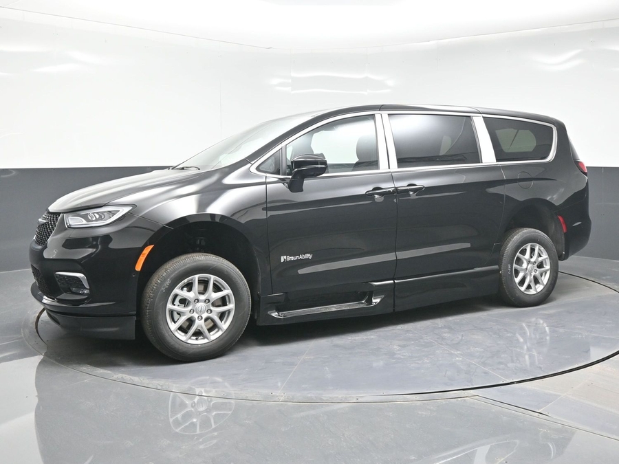 Black Chrysler Pacifica image number 2