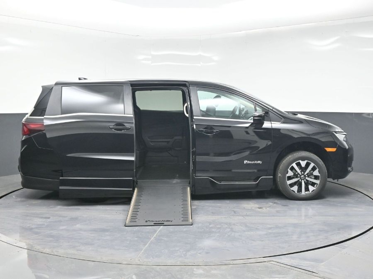 Black Honda Odyssey image number 9