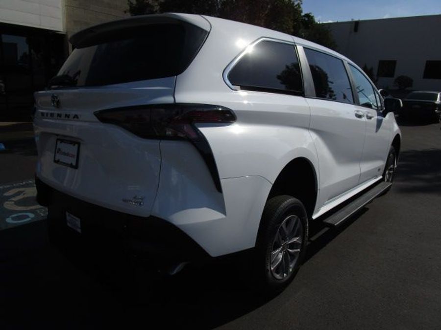 New 2025 Toyota Sienna Hybrid LE - Vantage Mobility Commercial Rear Entry Entry Fold Out Manual Ramp