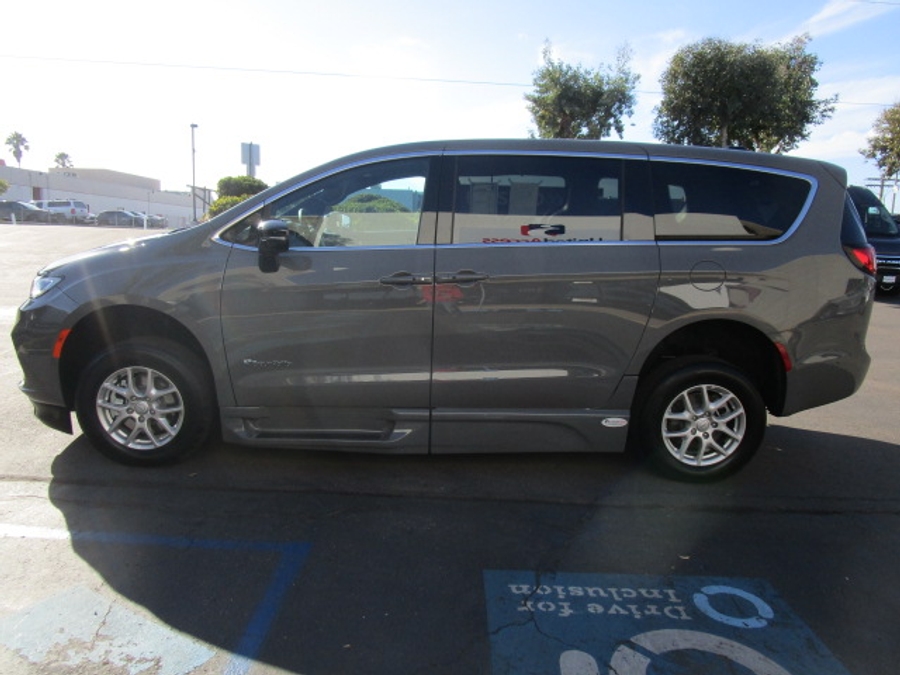 New 2025 Chrysler Pacifica Select Safety - BraunAbility Side Entry Entry Fold Out Automatic Ramp