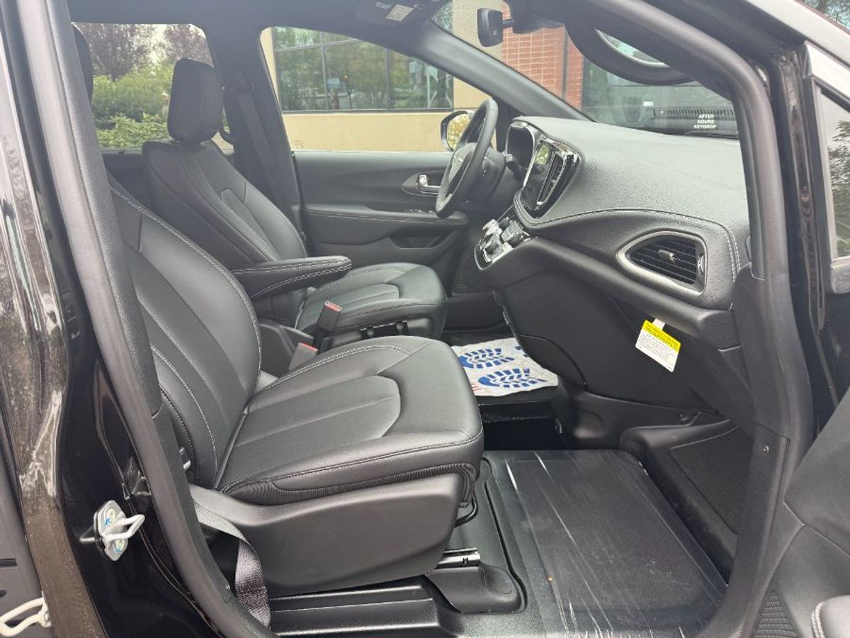 Número de imagen Chrysler Pacifica negro 14
