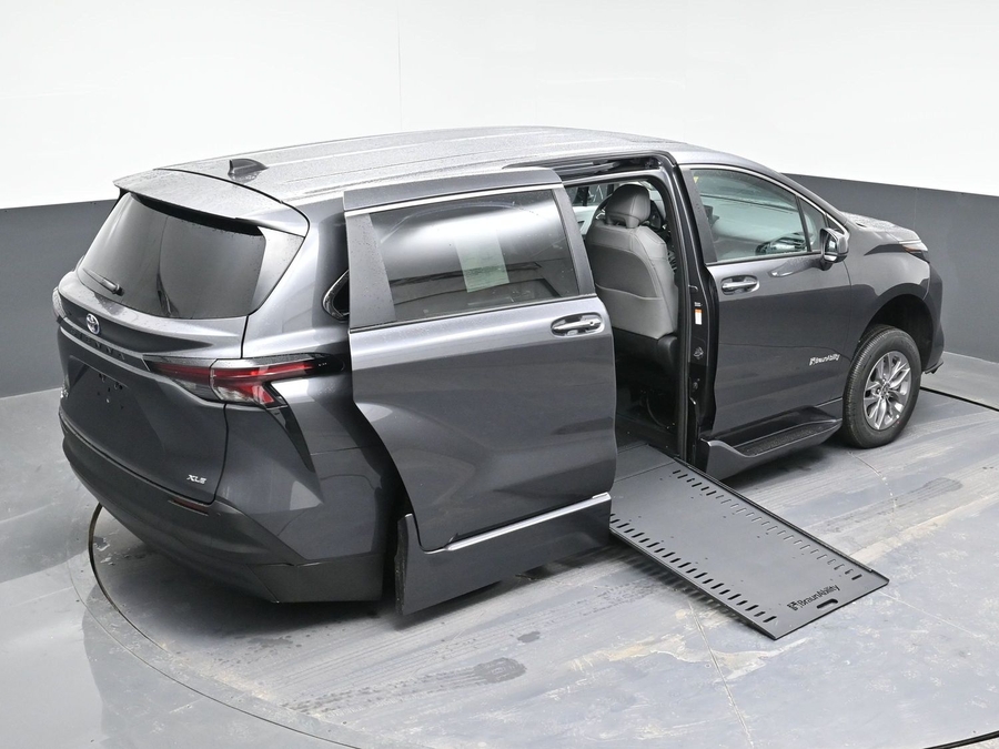 New 2025 Toyota Sienna Hybrid XLE Base - BraunAbility Side Entry Entry In Floor Automatic Ramp