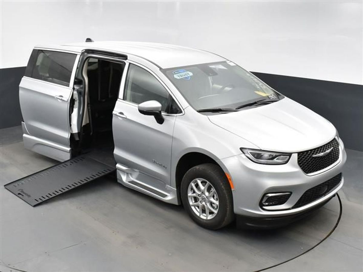 Silver Chrysler Pacifica image number 20