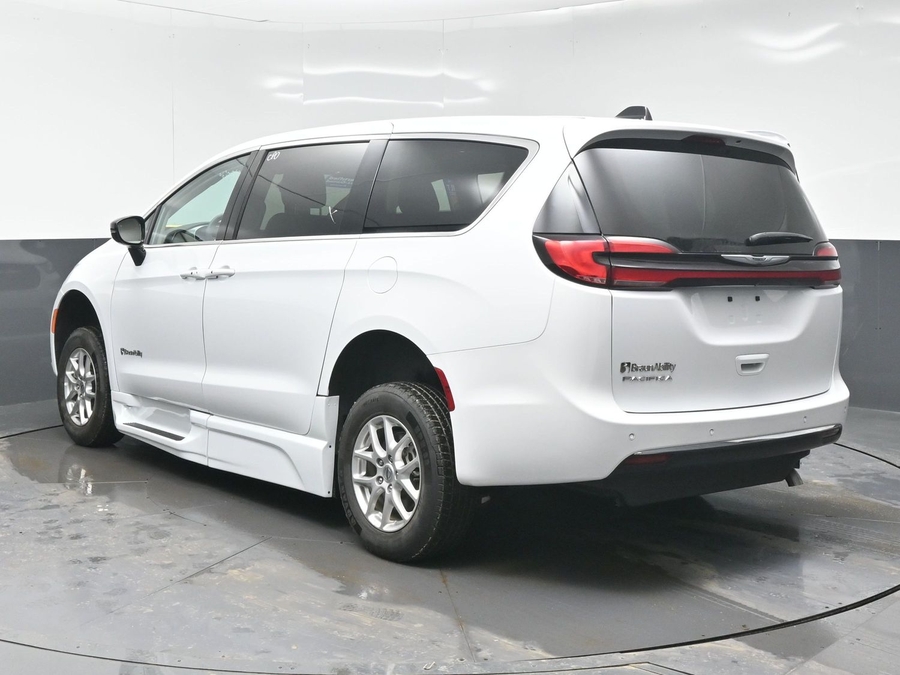 White Chrysler Pacifica image number 4