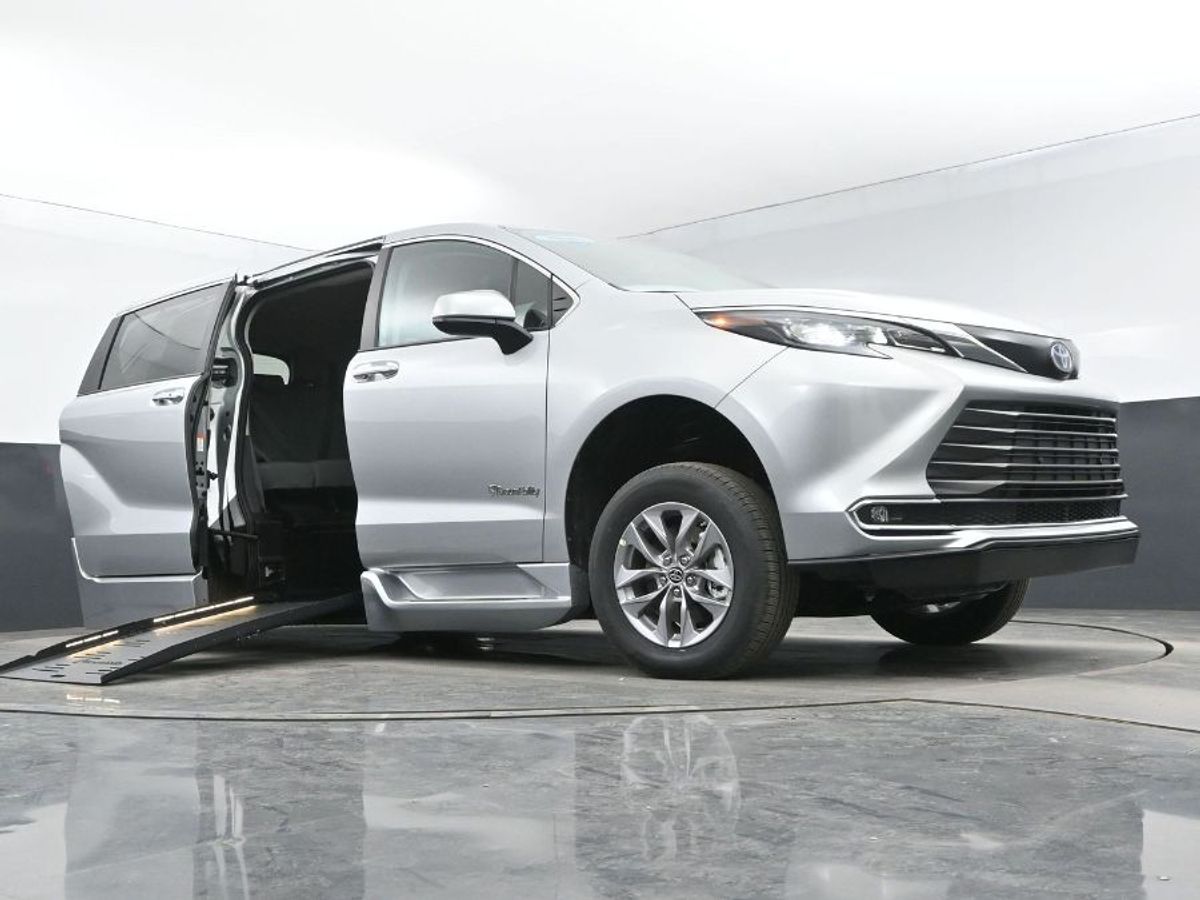 2024 Toyota Sienna XLE - Photo 10