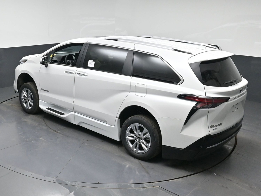 New 2026 Toyota Sienna Hybrid Limited - BraunAbility Side Entry In Floor Automatic Ramp
