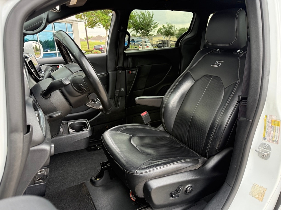 White Chrysler Pacifica image number 8