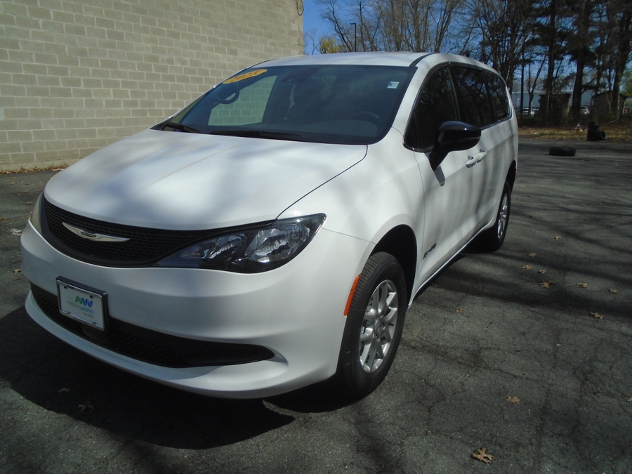 White Chrysler Voyager image number 14