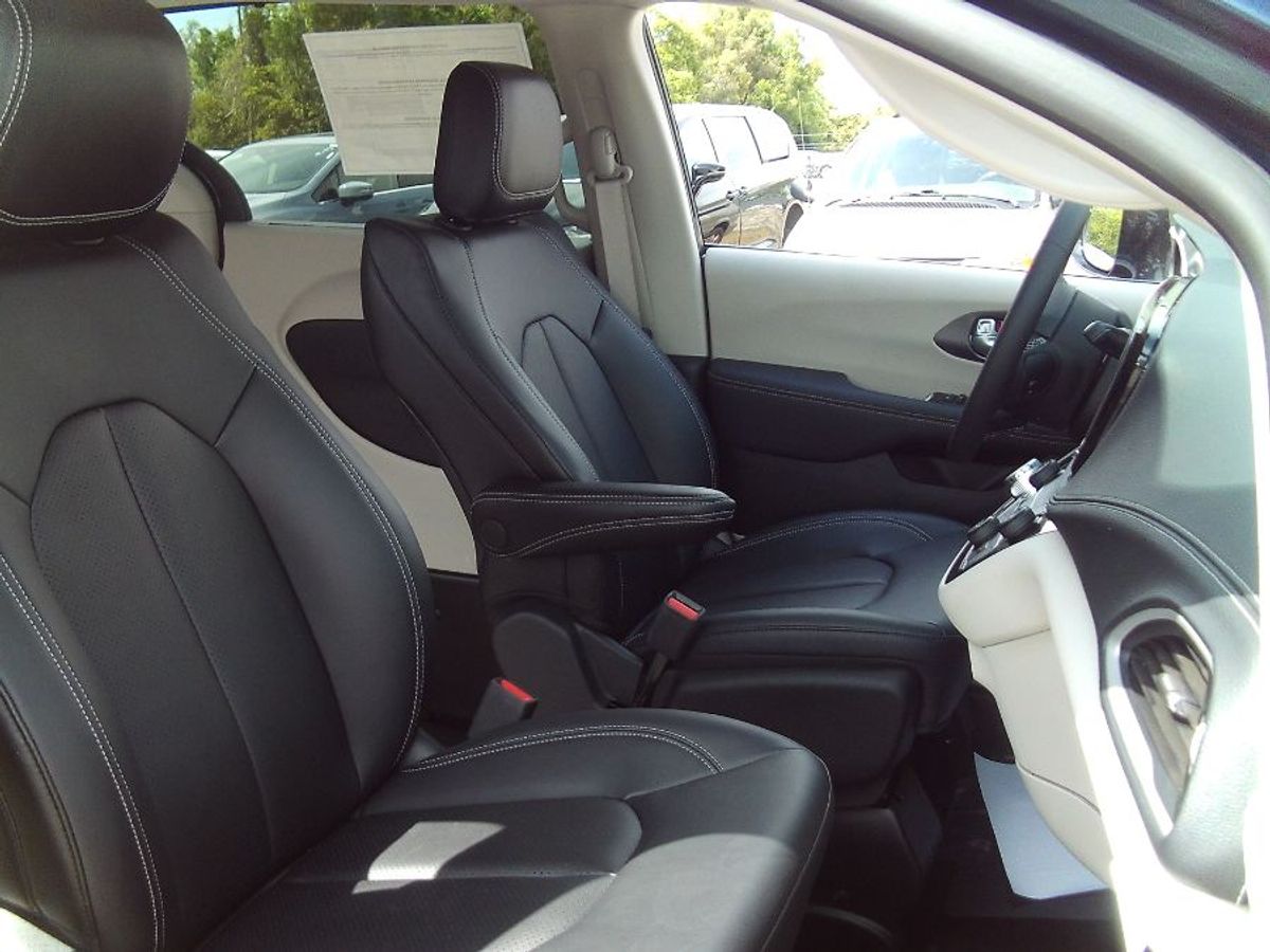 Blue Chrysler Pacifica image number 16