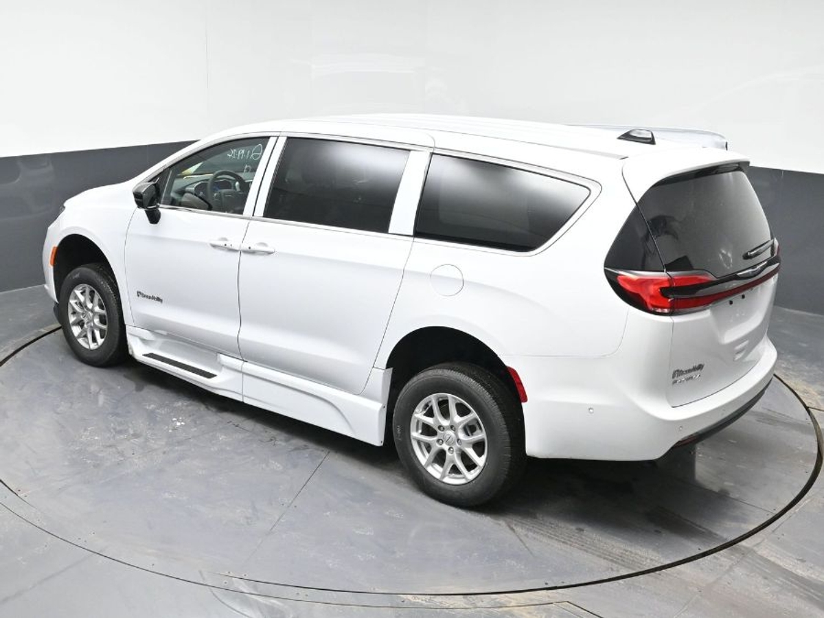 White Chrysler Pacifica image number 24