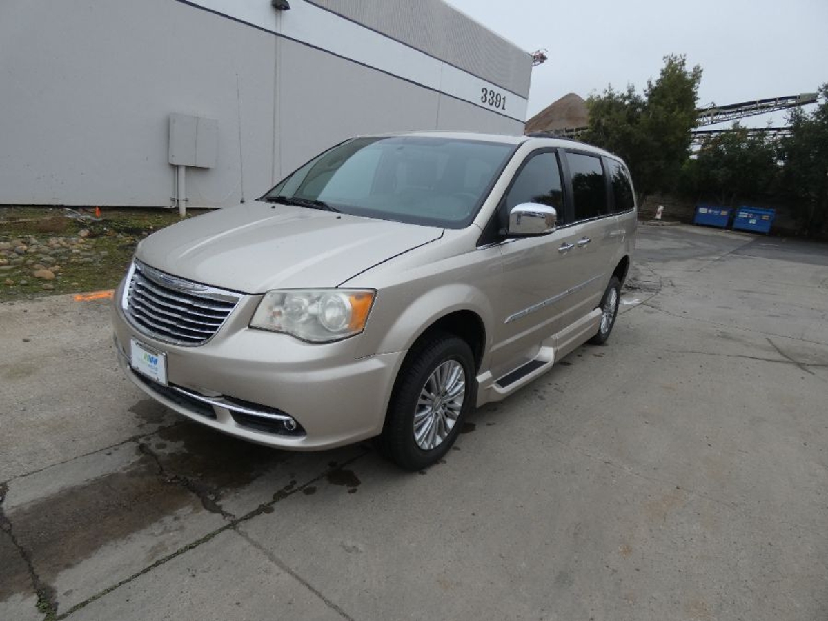 2015 CHRYSLER TOWN AND COUNTRY - Image 13