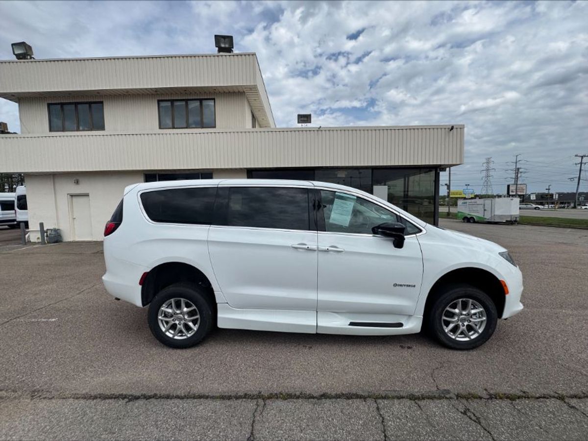 White Chrysler Voyager image number 3