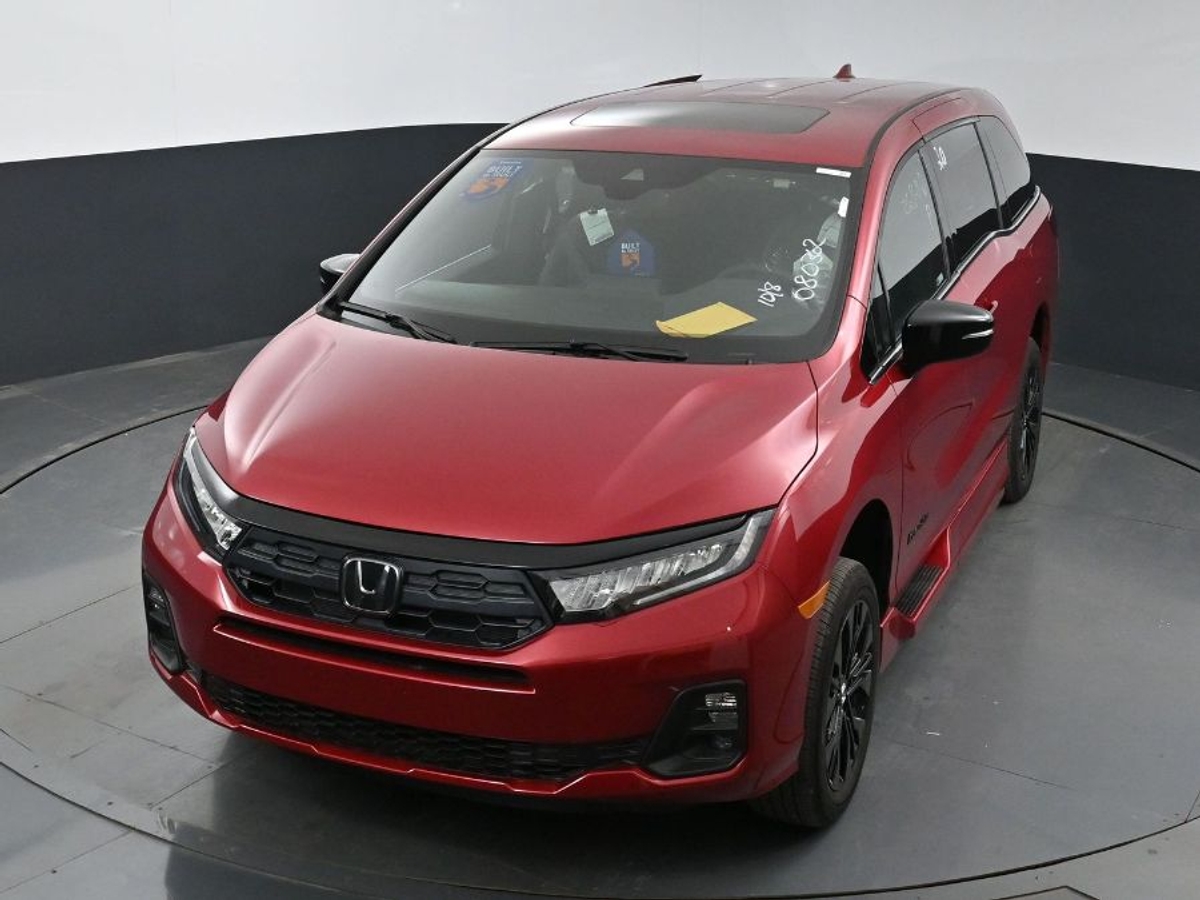 Red Honda Odyssey image number 22