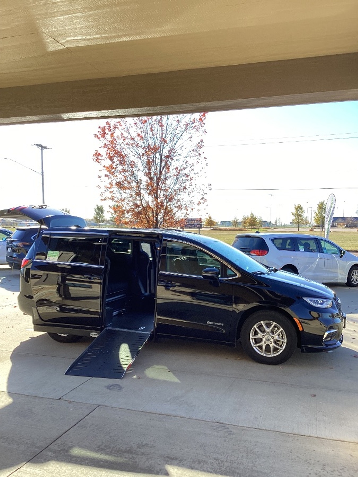 2024 Chrysler Pacifica Touring's photo