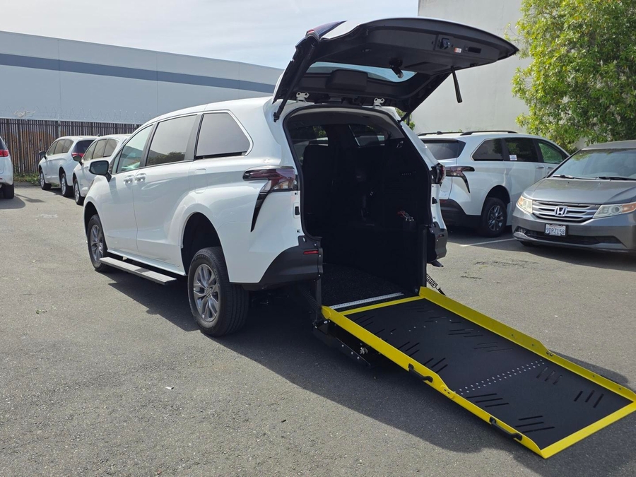 New 2026 Toyota Sienna Hybrid LE - Vantage Mobility Commercial Rear Entry Entry Fold Out Manual Ramp