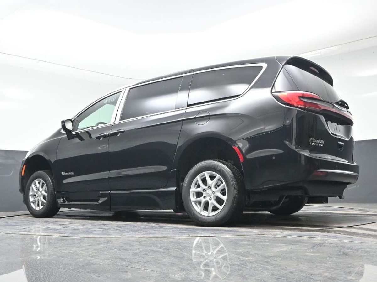 Black Chrysler Pacifica image number 19