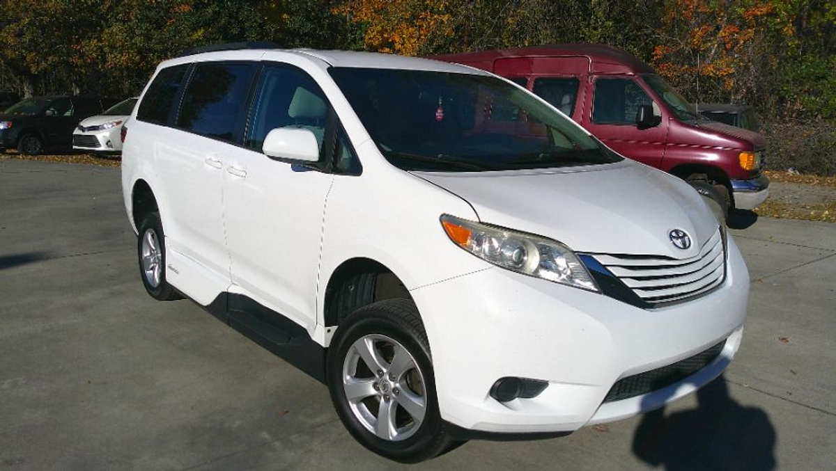 2017 TOYOTA SIENNA - Image 4