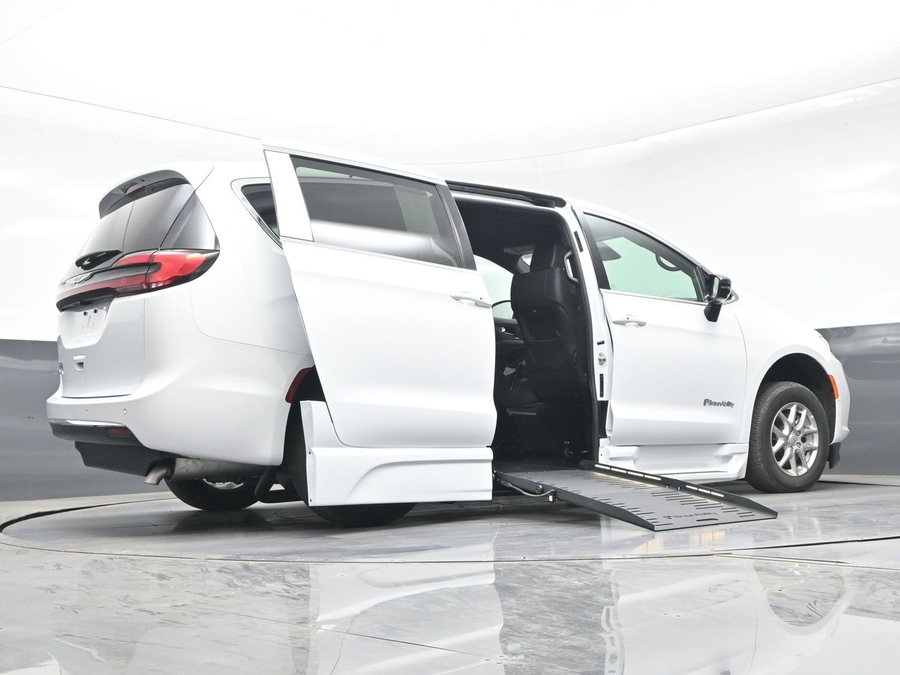 White Chrysler Pacifica image number 1