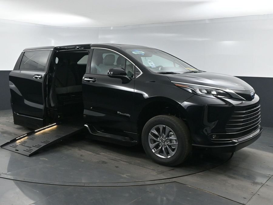 New 2025 Toyota Sienna Hybrid XLE Base - BraunAbility Side Entry Entry Fold Out Automatic Ramp