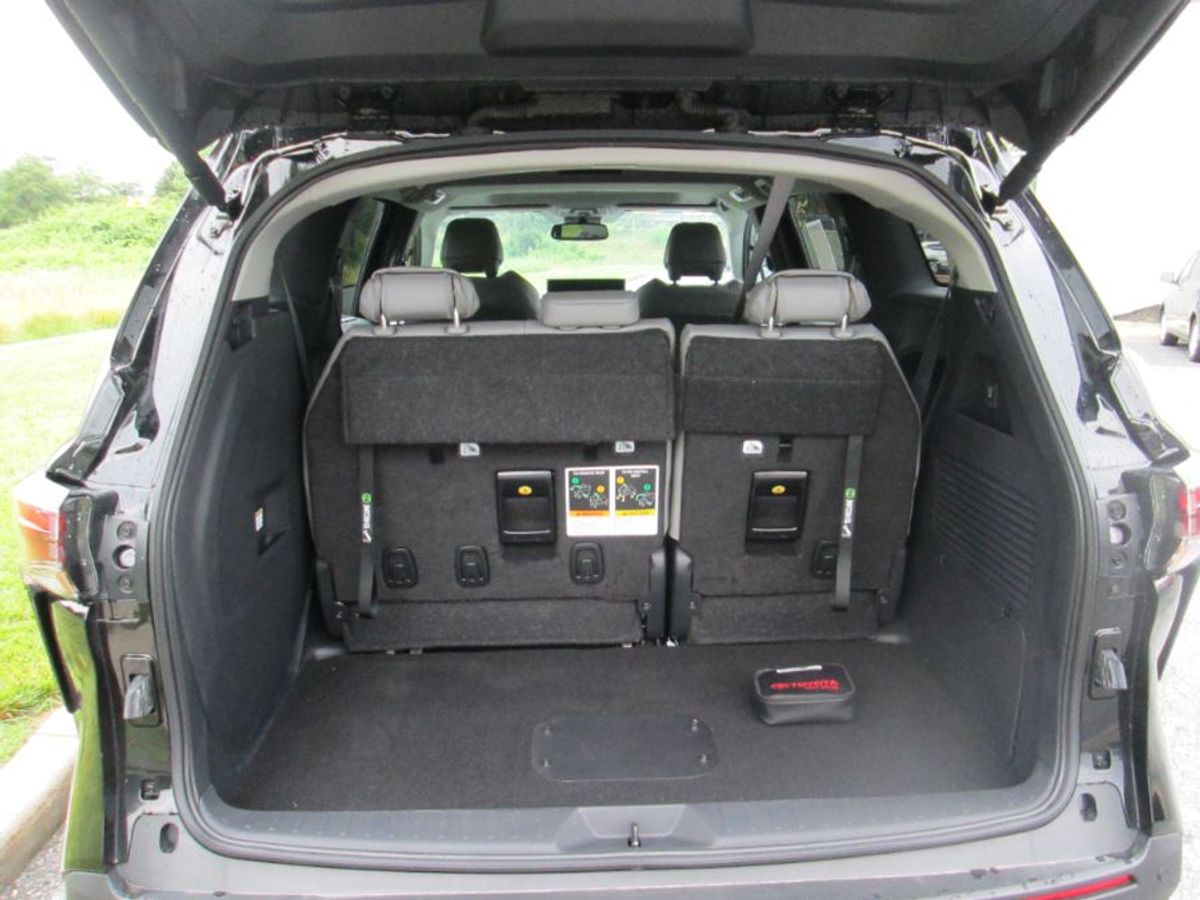 Black Toyota Sienna image number 19