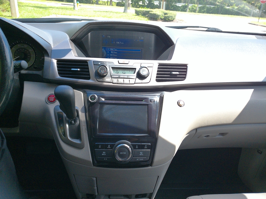 Grey Honda Odyssey image number 4