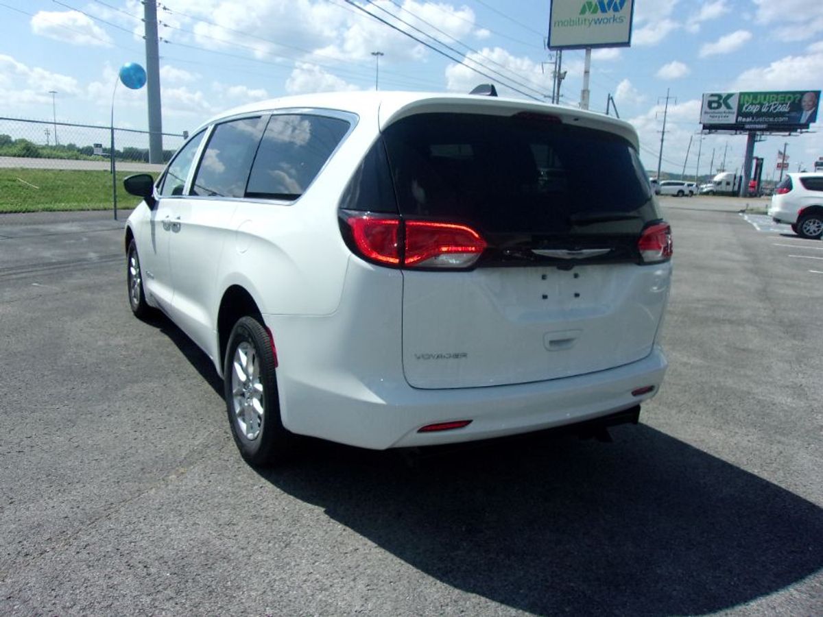 2024 CHRYSLER VOYAGER - Image 13
